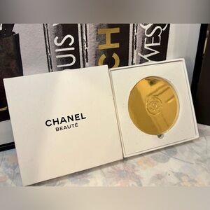 💛NIB AUTHENTIC CHANEL GOLD ROUND COMPACT MIRROR WITH PROTECTIVE PLASTIC ON💛